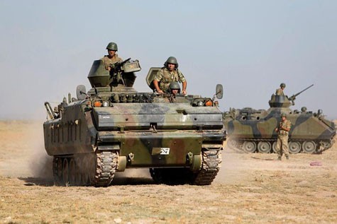 Xe bọc thép của Thổ Nhĩ Kỳ được trrieenr khai trên biên giới với Syria vào thứ Năm (04/10).