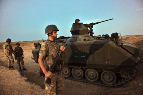 Binh sĩ Thổ Nhĩ Kỳ đứng gác tại khu vực Akcakale trên biên giới Thổ Nhĩ Kỳ-Syria ngày 04 tháng 10.
