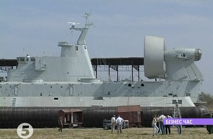 Theo kế hoạch, tàu đổ bộ đệm khí Zubr đầu tiên cho Trung Quốc sẽ được hạ thủy ngày 15 tháng 9 năm 2012. Tuy nhiên, kế hoạch này đã bị hoãn lại đến tháng 12 năm nay. Trong ảnh là tàu đổ bộ đệm khí Zubr của Trung Quốc tại nhà máy đóng tàu More, Ucraina.