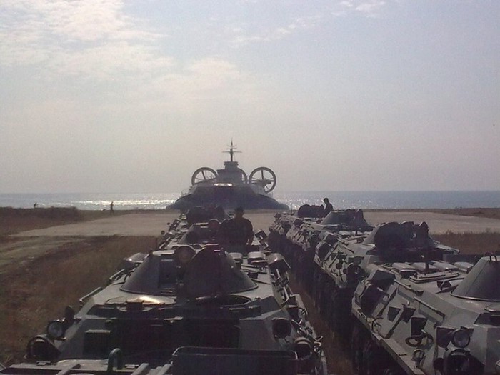 Đệm khí hạm Zubr của Trung Quốc do nhà máy đóng tàu More ở Feodosia (Ukraina) xây dựng, hiện đang trong quá trình chạy thử nghiệm trên mặt đất và trên biển. Trong ảnh là tàu đổ bộ đệm khí Zubr của Trung Quốc được thử nghiệm khả năng mang tải là các xe chiến đấu bộ binh.