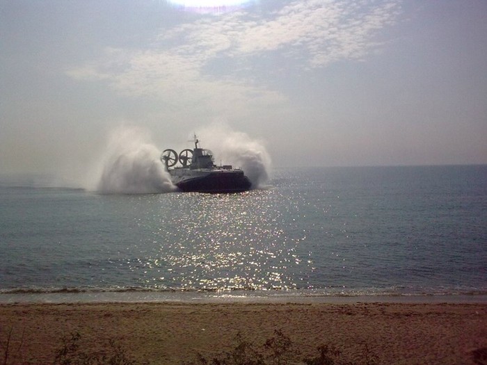 Hợp đồng xây dựng hai tàu đổ bộ đệm khí dự án 12322 Zubr cho Trung Qốc đã được ký kết bởi Cơ quan xuất khẩu các trang thiết bị đặc biệt Ukrspecexport của Ukraina và Bộ Quốc Phòng Trung Quốc trong năm 2009 với trị giá lên tới 315 triệu đôla. Hai con tàu được đóng tại nhà máy đóng tàu More ở Feodosia với sự tham gia của các chuyên gia Ucraina. Trong ảnh là tàu đổ bộ đệm khí Zubr của Trung Quốc được thử nghiệm khả năng mang tải là các xe chiến đấu bộ binh.