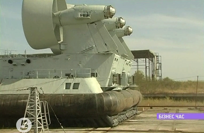 Dự án tàu đổ bộ đệm khí 12322 bắt đầu được nghiên cứu từ thời Liên Xô vào cuối những năm 70, đầu những năm 80 của thế kỷ trước. Việc sản xuất loại tàu trên được giao cho hai xí nghiệp quốc phòng là nhà máy đóng tàu Promorski tại Leningrad (nay là Công ty đóng tàu Almaz) và nhà máy đóng tàu More tại Feodosia. Trong ảnh là tàu đổ bộ đệm khí Zubr của Trung Quốc tại nhà máy đóng tàu More, Ucraina.