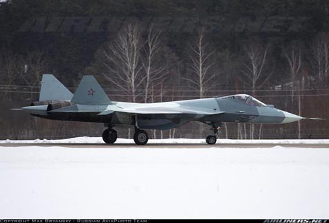 Các nguyên mẫu của máy bay chiến đấu thế hệ năm Su-T-50 bay thử nghiệm.