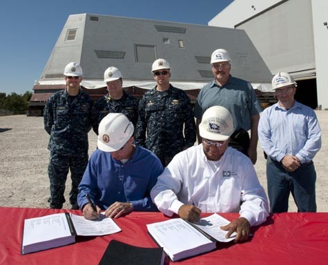 Bàn giao kiến trúc thượng tầng của DDG-1000 cho Hải quân Mỹ.