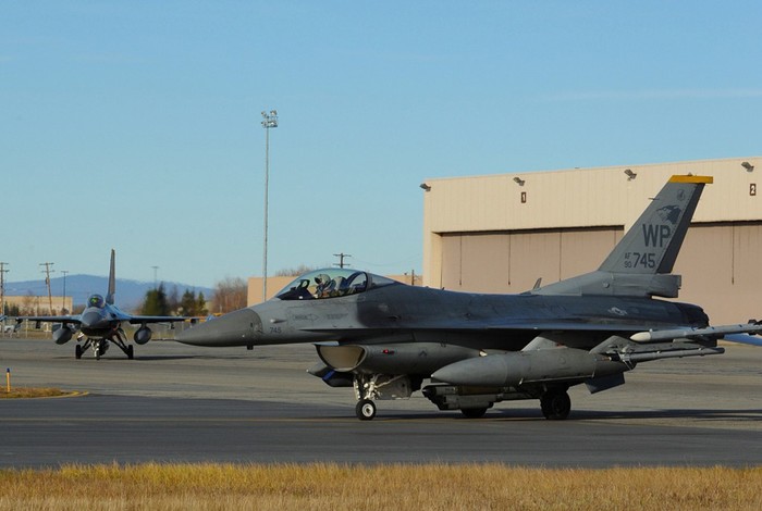 Các tiêm kích F-16 Fighting Falcon của Không quân Mỹ chuẩn bị cho cuộc tập trận RED FLAG-Alaska. Các chiến cơ F-16 Fighting Falcon này là những máy bay đã nhận được quyết định bổ sung vào phi đội tiêm kích tấn công số 35 tại căn cứ không quân Kusan đóng ở Hàn Quốc.
