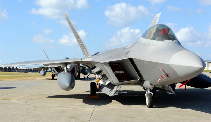 Siêu tàng hình cơ F-22 Raptor thuộc Phi đội máy bay chiến đấu 27 tại căn cứ Không quân Kadena, Nhật Bản.