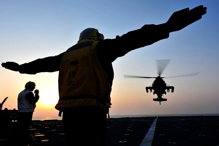 Trực thăng tấn công AH-64 Apache Longbow chuẩn bị hạ cánh trên tàu đổ bộ USS Gunston Hall tại vùng biển Ả rập.