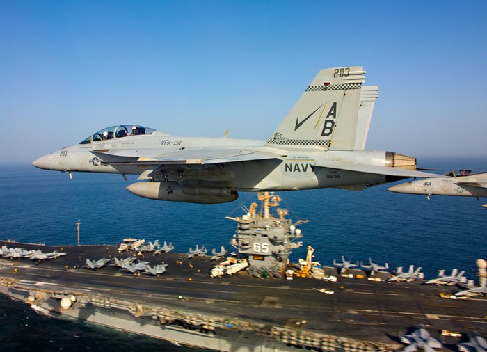 Các tiêm kích F/A-18 Super Hornet bay trên tàu sân bay USS Enterprise (CVN 65) tại vùng biển Ả rập.