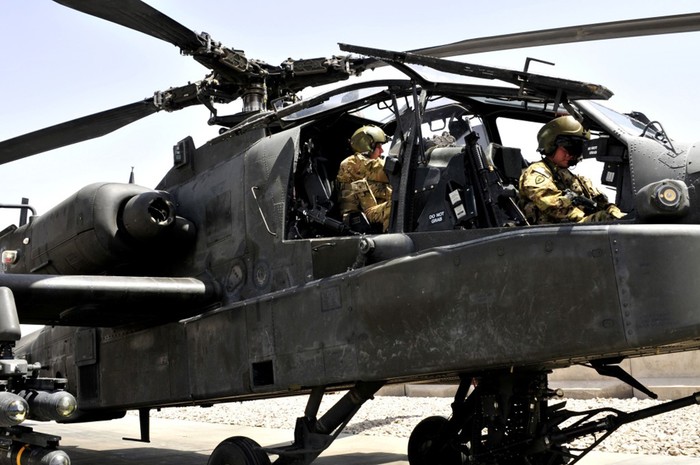 Trực thăng tấn công Apache Longbow thuộc Tiểu đoàn 1, Trung đoàn 2, Sư đoàn máy bay chiến đấu 25 của Không quân Mỹ tại Tarin Kowt, Afghanistan.