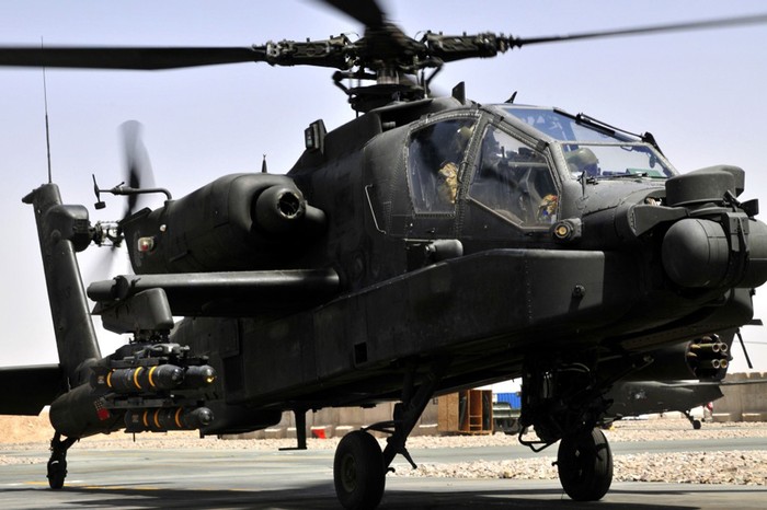 Trực thăng tấn công Apache Longbow thuộc Tiểu đoàn 1, Trung đoàn 2, Sư đoàn máy bay chiến đấu 25 của Không quân Mỹ tại Tarin Kowt, Afghanistan.