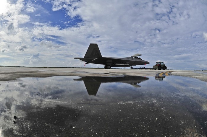 Một cơn bão lớn bất chợt đổ bộ vào đảo Guam khiến các máy bay F-22, B-52H và F-16 phải "chạy trốn" và ở chung trong một nhà chứa máy bay.