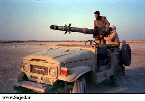 Tên lửa được phóng đi từ tổ hợp tên lửa chống tăng TOW BGM-71 được gắn trên một xe Toyota (Ảnh: Cuộc chiến tranh Iran-Iraq)