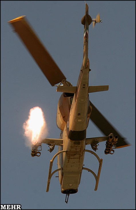 Trực thăng AH-1J của quân đội Iran trang bị tên lửa Toophan trong một cuộc diễn tập năm 2006.