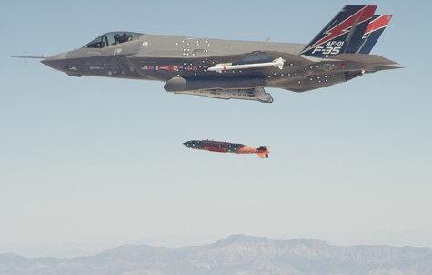 Tàng hình cơ F-35A thực hiện ném bom GBU-31.