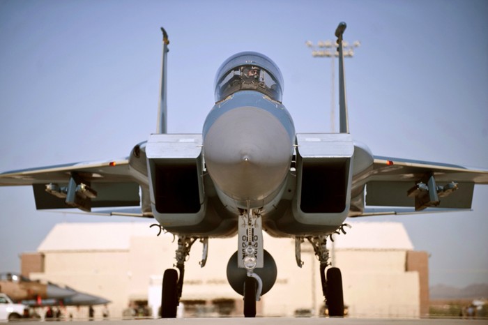 14/10/2012: Tiêm kích F-15D Eagle trên đường băng trước khi cất cánh tại căn cứ Không quân Nellis, Nevada. Chuyến bay này đánh dấu kỷ niệm lần thứ 65 năm phá vỡ rào cản âm thanh.