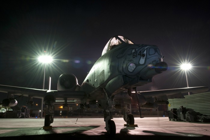 16/10/2012: A-10 Thunderbolt II đã sẵn sàng để bay tại sân bay Bagram, Afghanistan. A-10 là một máy bay tấn công hỗ trợ trên không cho các lực lượng mặt đất hoạt động ở Afghanistan.