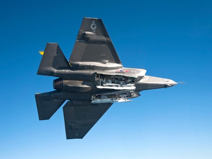16/10/2012: Tàng hình cơ thế hệ năm F-35C số hiệu CF-1 bay thử nghiệm mở khoang vũ khí trong thân để lộ 2 tên lửa không đối không AIM-120C và 2 bom dẫn đường GBU-12.