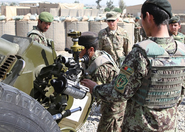 Pháo binh Tiểu đoàn 3, quân đội Mỹ chuẩn bị khai hỏa tại tỉnh Khowst, Afghanistan.
