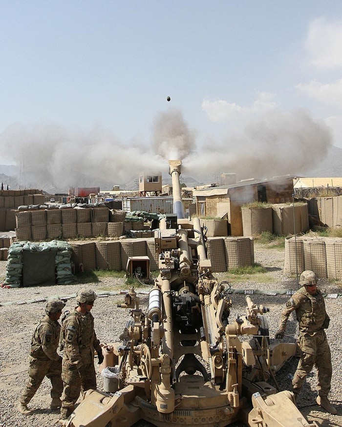 Pháo binh Tiểu đoàn 3, quân đội Mỹ khai hỏa tại tỉnh Khowst, Afghanistan.