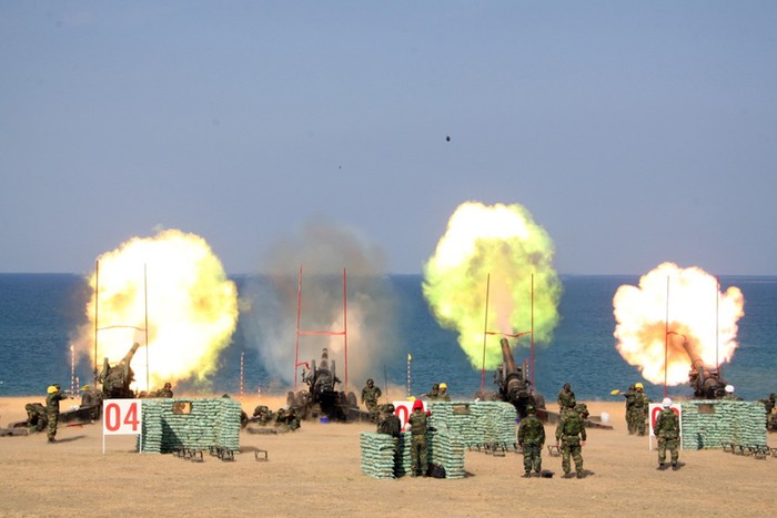 Ngày 16/10/2012 quân đội đảo Đài Loan đã tiến hành một cuộc tập trận bắn đạn thật có sử dụng các cỗ pháo hạng nặng tại khu vực bờ biển Bình Đông ở phía Nam hòn đảo.