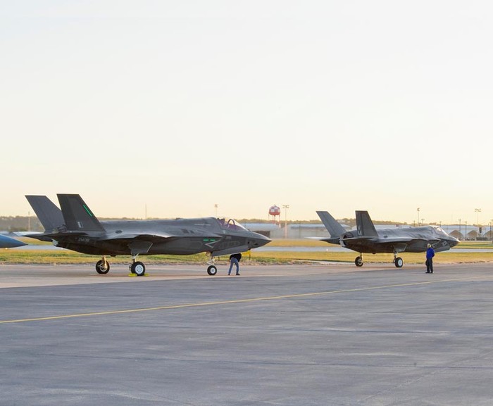 19/10/2012: Hai tàng hình cơ thế hệ năm F-35B số hiệu BF-2 và BF-16 chuẩn bị cất cánh tại sân bay Fort Worth, Texas trong một cuộc thử nghiệm bay.