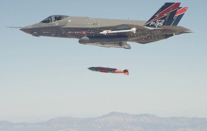 16/10/2012: Siêu tiêm kích thế hệ năm F-35A số hiệu AF-1 thử nghiệm ném bom GBU-31 nặng 907 kg thành công tại Matthew Phillips.