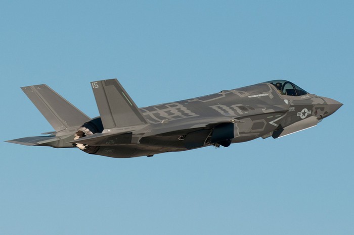 15/10/2012: Siêu tiêm kích thế hệ năm F-35B số hiệu BF-20 bay thử nghiệm tại sân bay Fort Worth, Texas.