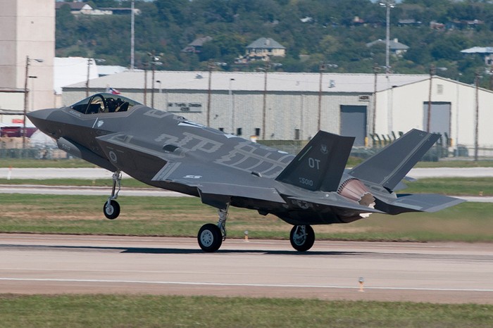 15/10/2012: Siêu tiêm kích thế hệ năm F-35A số hiệu AF-22 bay thử nghiệm tại sân bay Fort Worth, Texas.