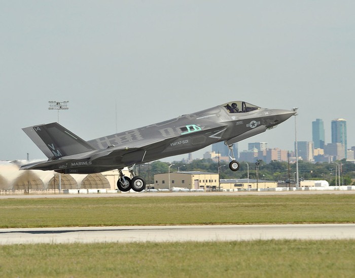 15/10/2012: Siêu tiêm kích thế hệ năm F-35B số hiệu BF-19 bay thử nghiệm tại sân bay Fort Worth, Texas.