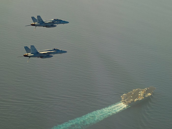 Tàu sân bay USS Enterprise rời vịnh Ba Tư để trở về cảng nhà của nó tại căn cứ Norfolk, Virginia. Tàu sân bay này sẽ được ngưng hoạt động vào ngày 1/12/2012.