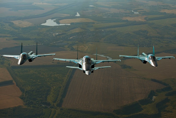 Máy bay có sức chứa nhiên liệu rất lớn, nó có thể bay liền một mạch 4.000 km mà không cần tiếp dầu. Với 3 lần tiếp nhiên liệu trên không, Su-34 có khả năng bay đến 14.000 km.