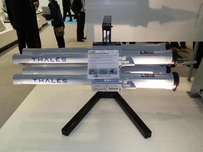 Tên lửa hạng nhẹ đa chức năng (LMM) của công ty Thales, Pháp. LMM có trọng lượng phóng 13 kg, tầm bắn 8km, có thể được trang bị cho các trực thăng hải quân và máy bay không người lái.