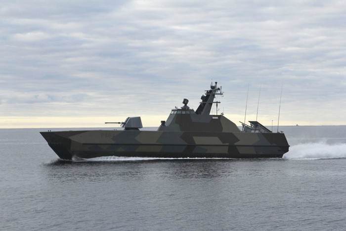 KNM Skudd (P962) được ban giao sau đó vào tháng 10 cùng năm và chiếc thứ 3 KNM Steil (P963) đã được chuyển giao cho hải quân nước này vào tháng 6/2011.