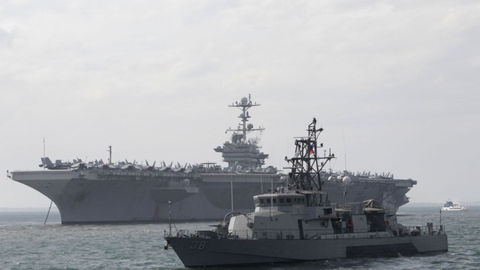 Tàu sân bay USS George Washington tại vịnh Manila của Philipines.