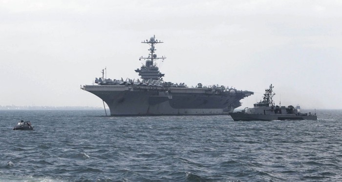 Tàu sân bay USS George Washington tại vịnh Manila củaPhilipines.