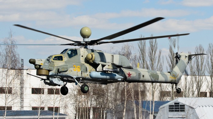 Mi-28N được giới thiệu năm 1995 và nguyên mẫu (số 014) cất cánh ngày 14 tháng 11 năm 1996. Đặc điểm đáng chú ý nhất của “Thợ săn đêm” đó là nó có một radar vỏ hình tròn phía trên rotor chính.