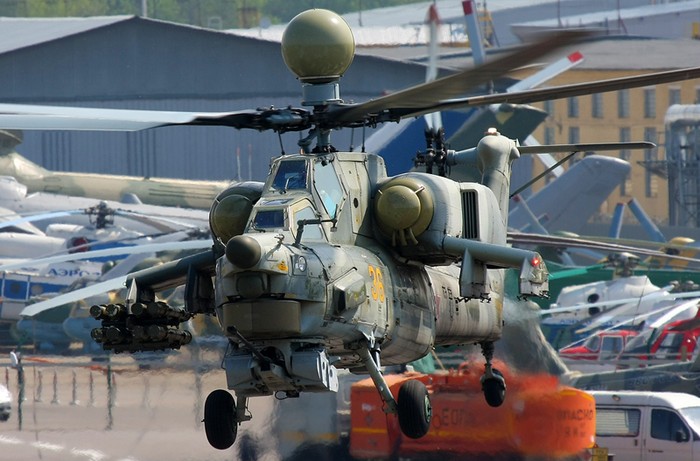 Mi-28N trang bị hai động cơ TV3-117V MA-SB3 (2500 sức ngựa mỗi chiếc) cho phép nó đạt vận tốc lên đến 300 km/h, trần bay 5.750 m và tầm hoạt động 460 km. Trực thăng Mi-28N có trọng lượng cất cánh tối đa 11500 kg, trọng lượng chất tải tối đa 2350 kg.