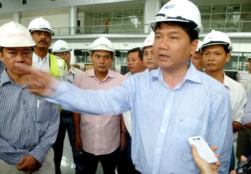 Bộ trưởng Đinh La Thăng ngày 4/10 tại Đà Nẵng: “Phải thay ngay tổng chỉ huy dự án!”. (Ảnh Hải Châu/TLTPHCM)