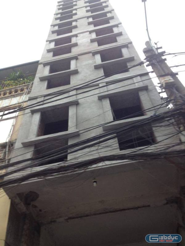 Công trình tại số 292, đường Láng, phố Thái Thịnh xây lên đến 10 tầng đang đi vào hoàn thiện (Ảnh Văn Minh)