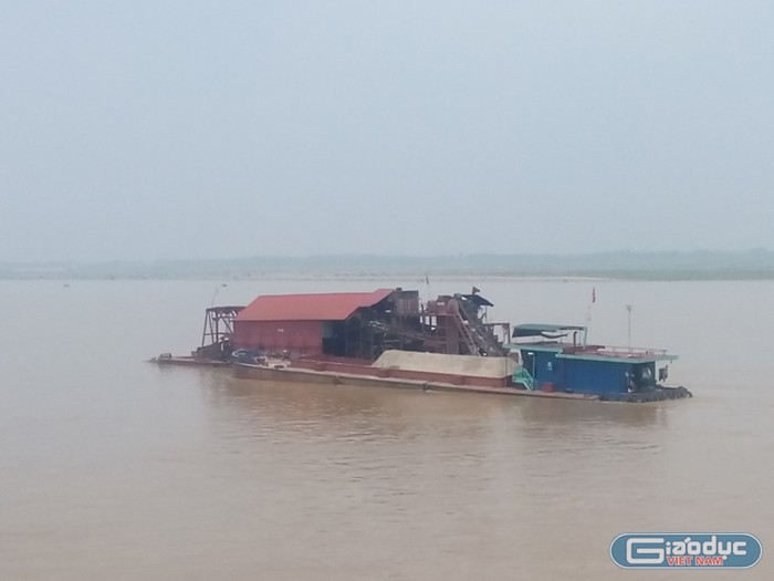 Một con tàu khai thác cát trái phép trên địa bàn xã Vân Hà, huyện Phúc Thọ đã được lực lượng chức năng bắt giữ ngày 25/4 (Ảnh Thanh Bình)