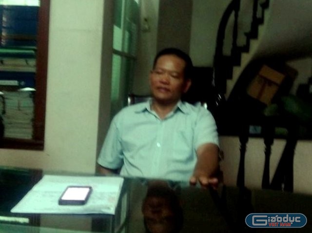 Ông Nguyễn Đình Thi, trưởng phòng nghiệp vụ công ty bảo vệ AZ đang trao đổi với phóng viên về vụ việc (Ảnh Nhân Minh)