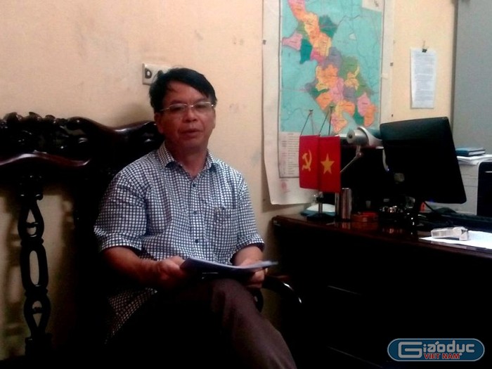 Ông Nguyễn Văn Ban, Trưởng phòng Nội vụ huyện Ứng Hòa đang trao đổi với PV về vụ việc và thừa nhận có sự nóng vội trong công tác liên kết đào tạo, bồi dưỡng cho các cán bộ giáo viên trên địa bàn huyện Ứng Hòa. (Ảnh MC)