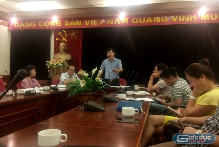 GS.TS Nguyễn Quang Kim, Hiệu trưởng trường ĐH Thủy Lợi cùng Ban giám hiệu nhà trường đang trao đổi vụ việc với báo chí (Ảnh MC)
