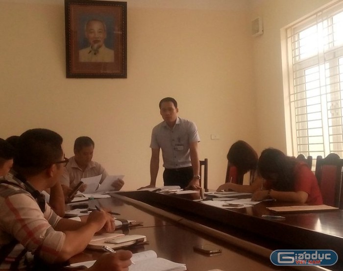 Ông Nguyễn Ngọc Tân, Chủ tịch UBND phường Liễu Giai, quận Ba Đình trả lời với các cơ quan báo chí xoay quanh vụ việc (Ảnh MC)