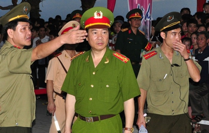 Đại tá Đỗ Văn Lực (đứng giữa), Giám đốc Công an tỉnh Quảng Ninh (Ảnh nguồn Internet)