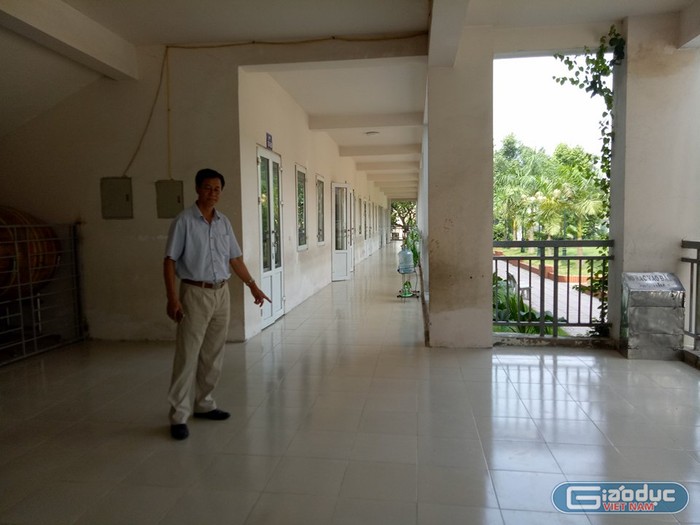 Ông Lê Trung Tuấn, Hiệu trưởngTrường tiểu học Phú La cho biết, ngôi trường mới đưa vào sử dụng 4 năm, đã có dấu hiệu hư hỏng và nhà trường cũng đã sửa chữa nhiều lần (Ảnh Chí Nhân)