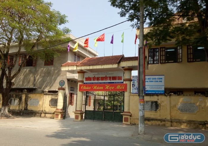 Phụ huynh Trường Tiểu học Nguyễn Thị Minh Khai cho rằng, trong thời gian hè, nhà trường phát sách giáo khoa thực nghiệm mô hình mới cho toàn học sinh khối lớp 2 và sau đó thu tiền (Ảnh MC)
