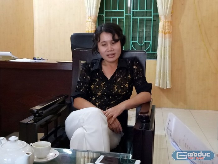 Bà Nguyễn Thị Quyên, Hiệu trưởng trường tiểu học xã Lệ Xá trong buổi làm việc với phóng viên (Ảnh MC)