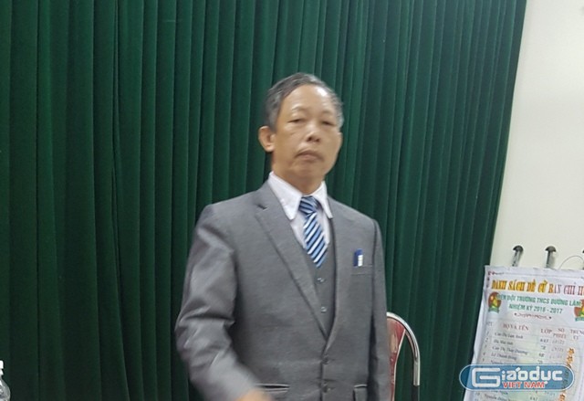 Trong buổi làm việc với phóng viên, ông Nguyễn Bác Ái _ Hiệu trưởng trường THCS Đường Lâm cho rằng giáo viên thu tiền là do tình cảm, nể nang (ảnh MC)