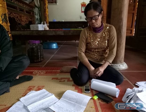 Bà Trịnh Thị Thuần cùng một số phụ huynh đang trao đổi vụ việc với phóng viên (ảnh MC)
